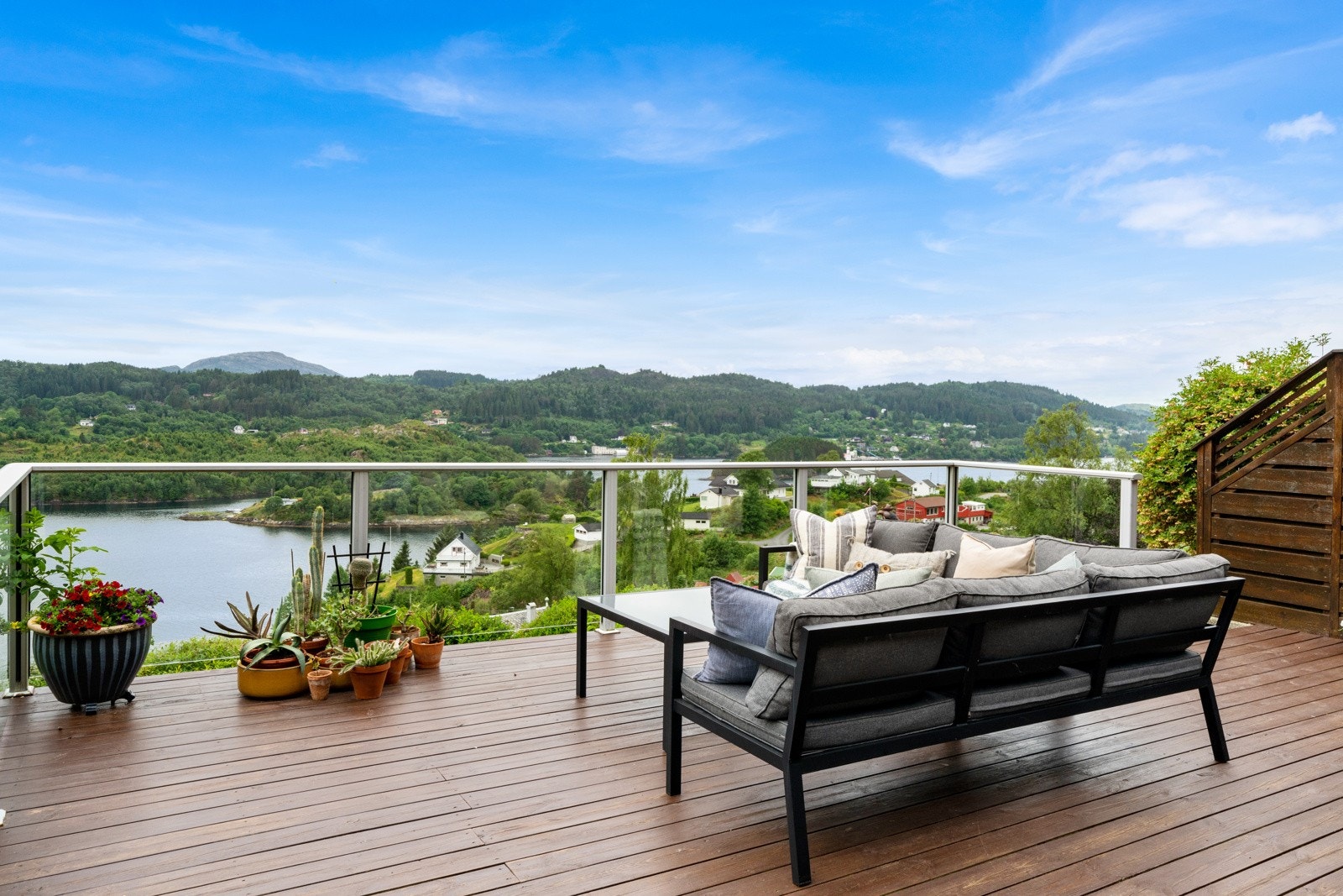 Selvfølgelig utstyrt med rekkverk i glass for å ikke ta bort noe fra utsikten og som samtidig er enkelt å vedlikeholde Galleribilde