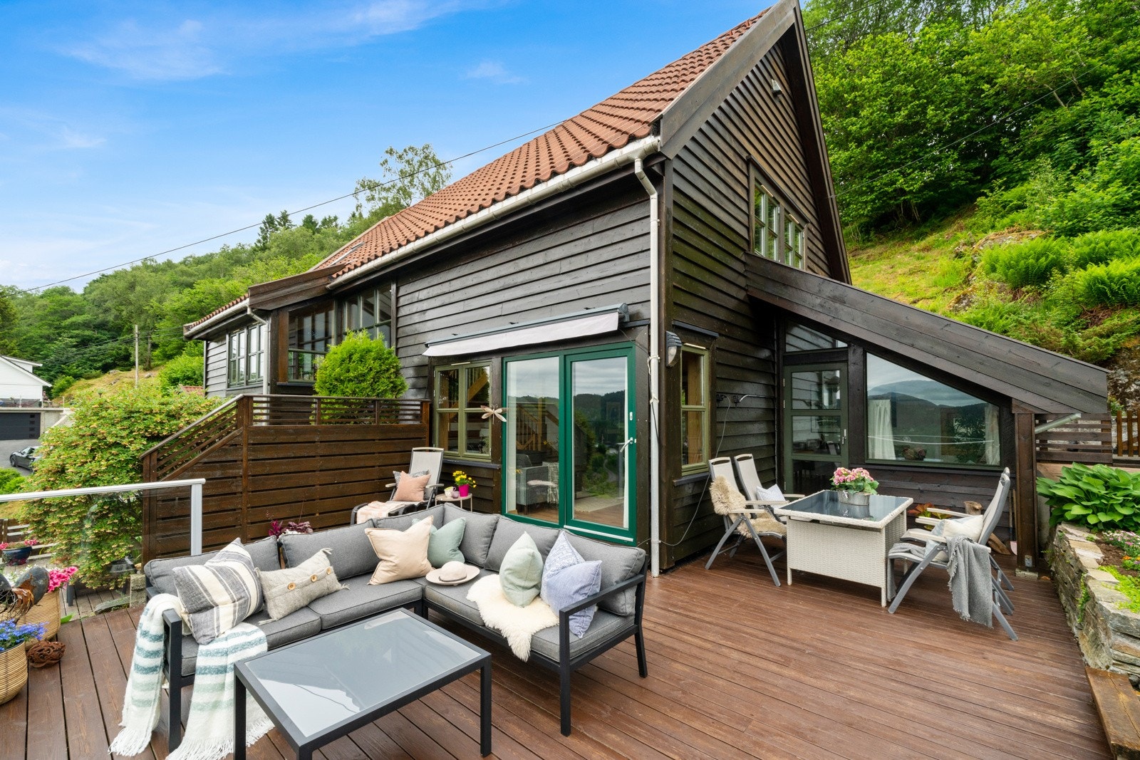 Her er det god plass til å innrede med diverse sittegrupper og annet utemøblement Galleribilde