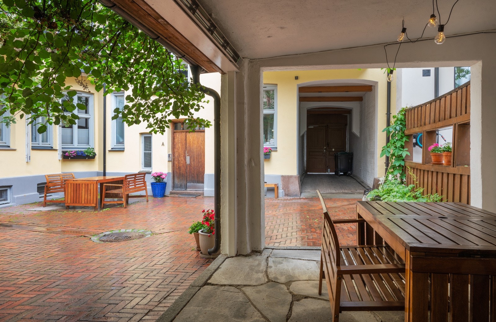 "Grillhuset" med sitteplasser og nyere felles grill Galleribilde