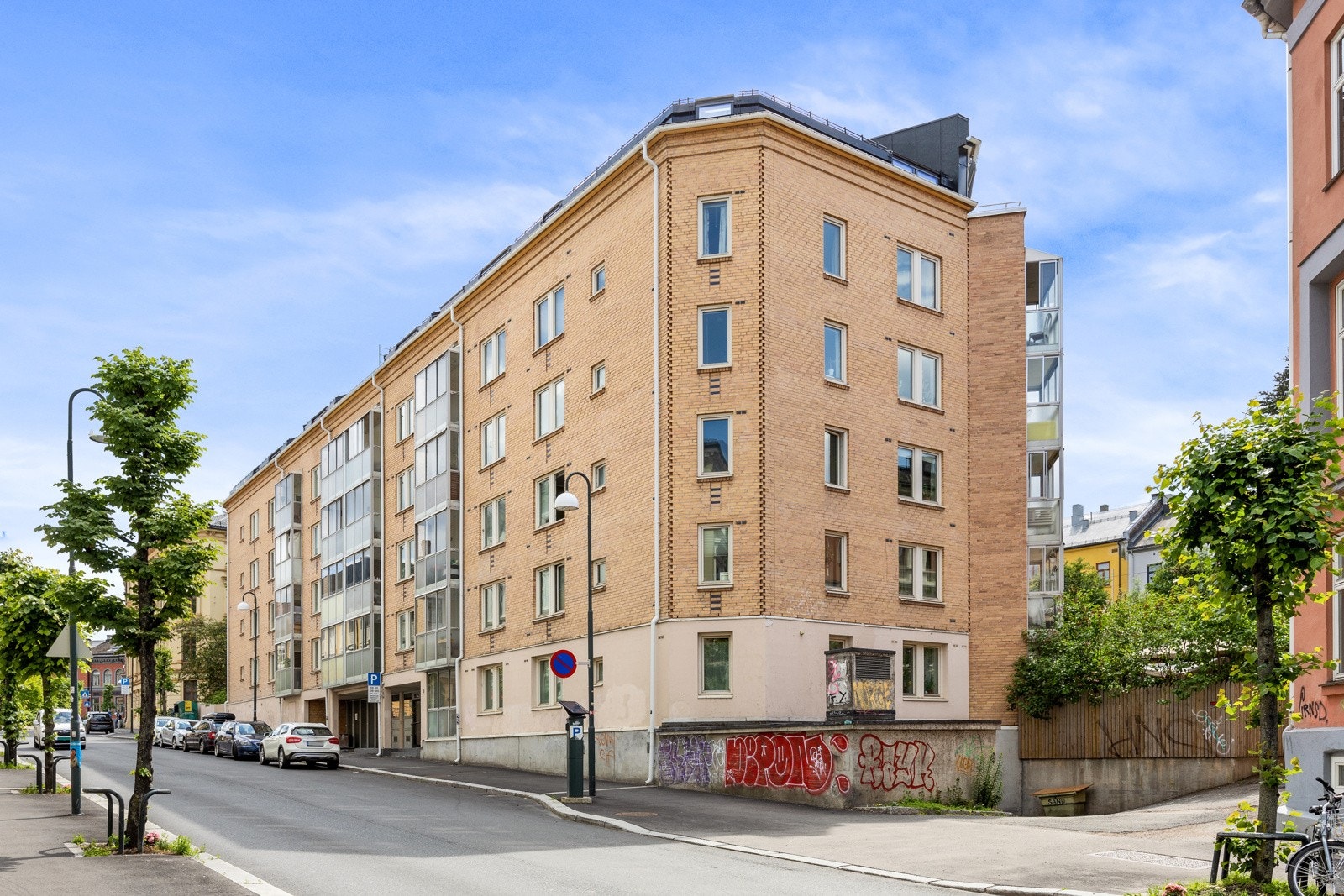 Bygget er fra 1991 og ligger i et spennende område i Gamlebyen, rett ved Botsparken og Klosterenga skulpturpark. Galleribilde