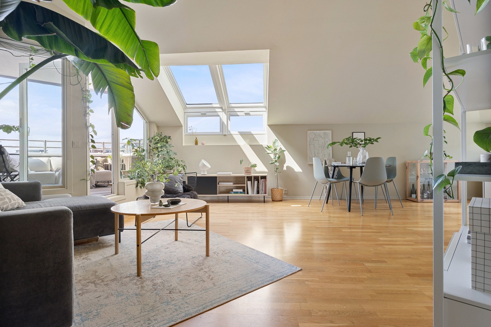 I 2022 ble det satt inn nye takvinduer fra Velux. Dør og vinduene mot balkong skal også skiftes uten ekstra kostnad. Galleribilde