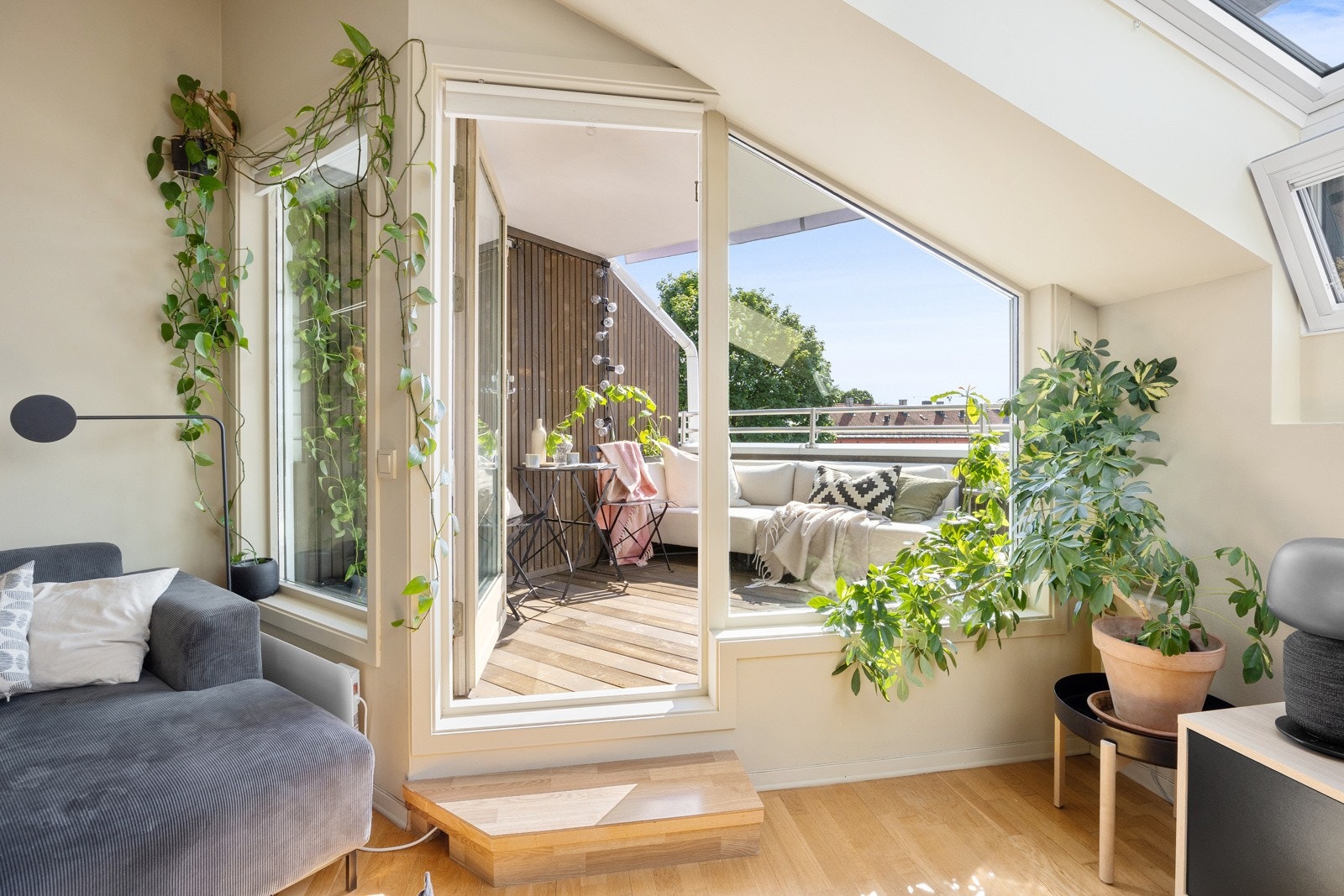 Balkongen fremstår lun, både på grunn av de gode solforholdene, men også materialvalget. Galleribilde
