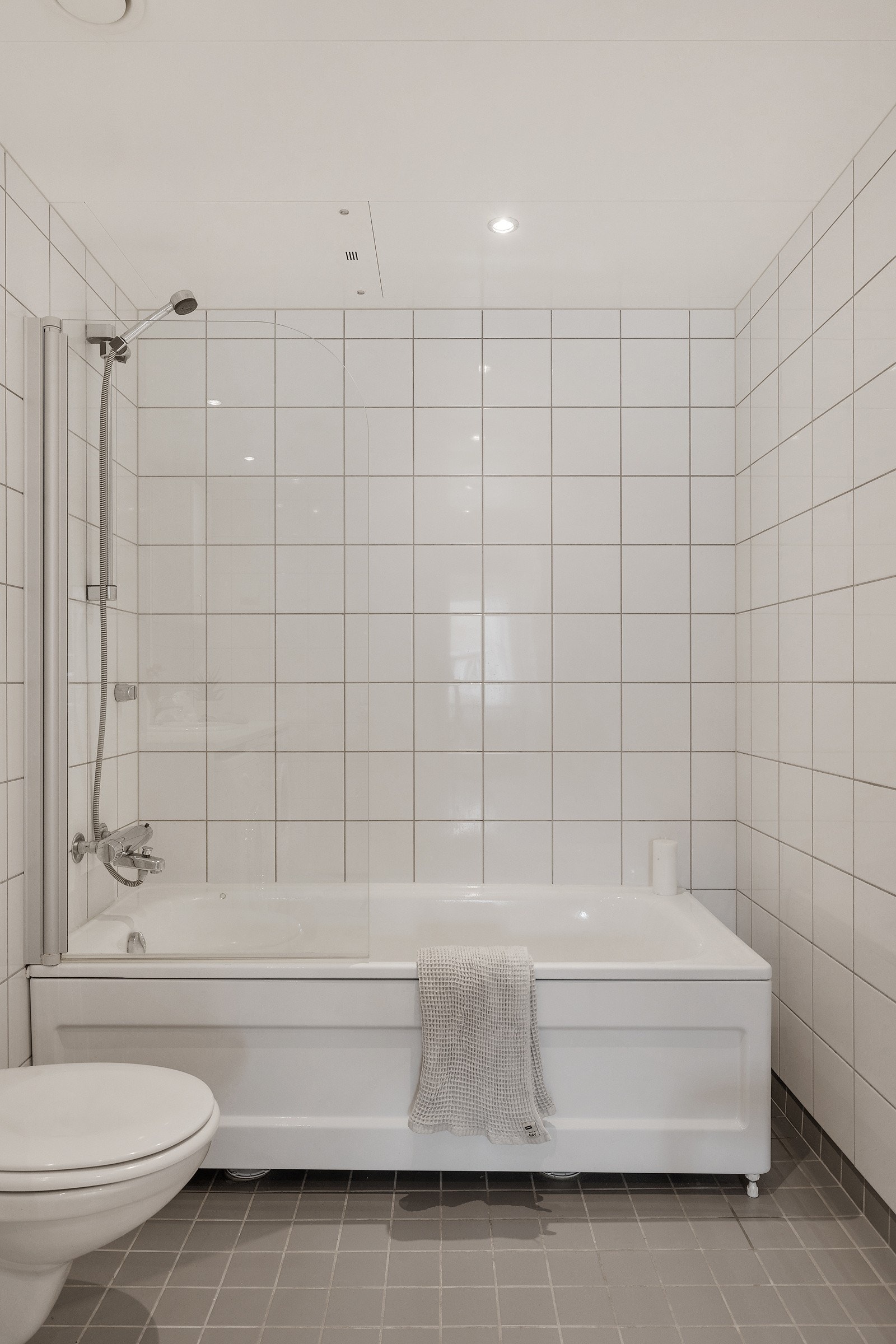 Baderommet er også utstyrt med badekar med glassvegg og vegghengt toalett. Galleribilde