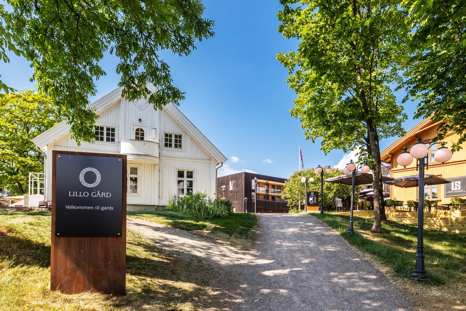 Lille O med nydelig uteservering på sommeren! Galleribilde