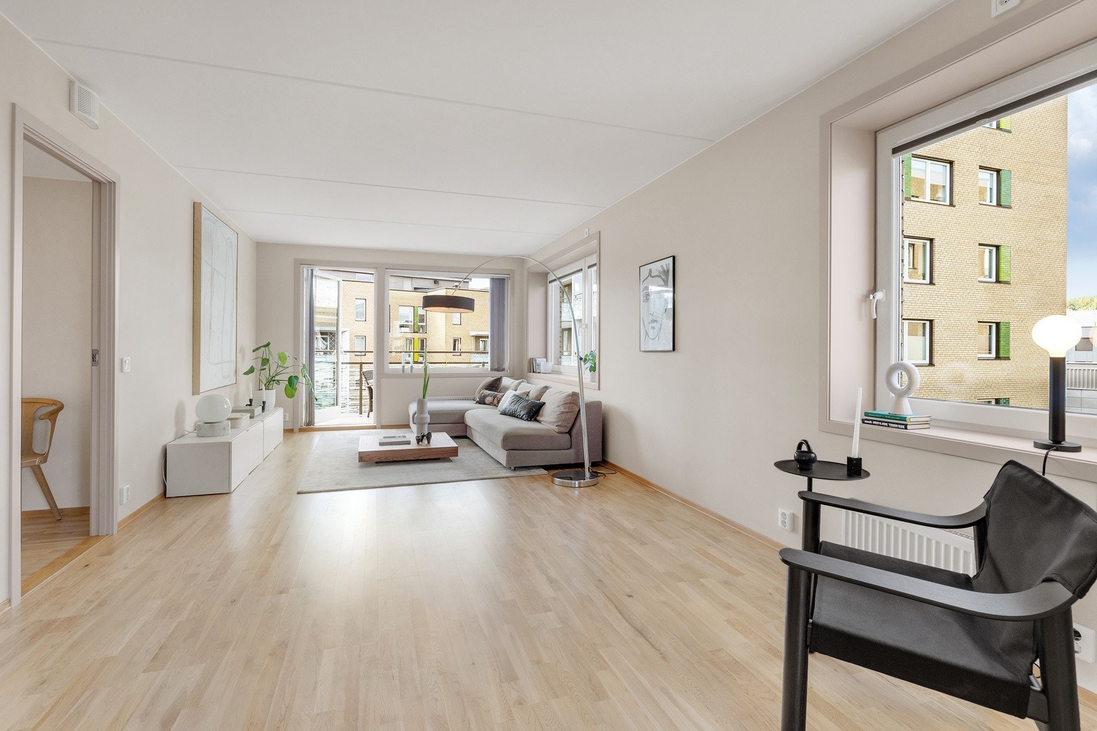 Stuen er svært romslig med god plass til ulike sittegrupper etter eget ønske og behov. Galleribilde