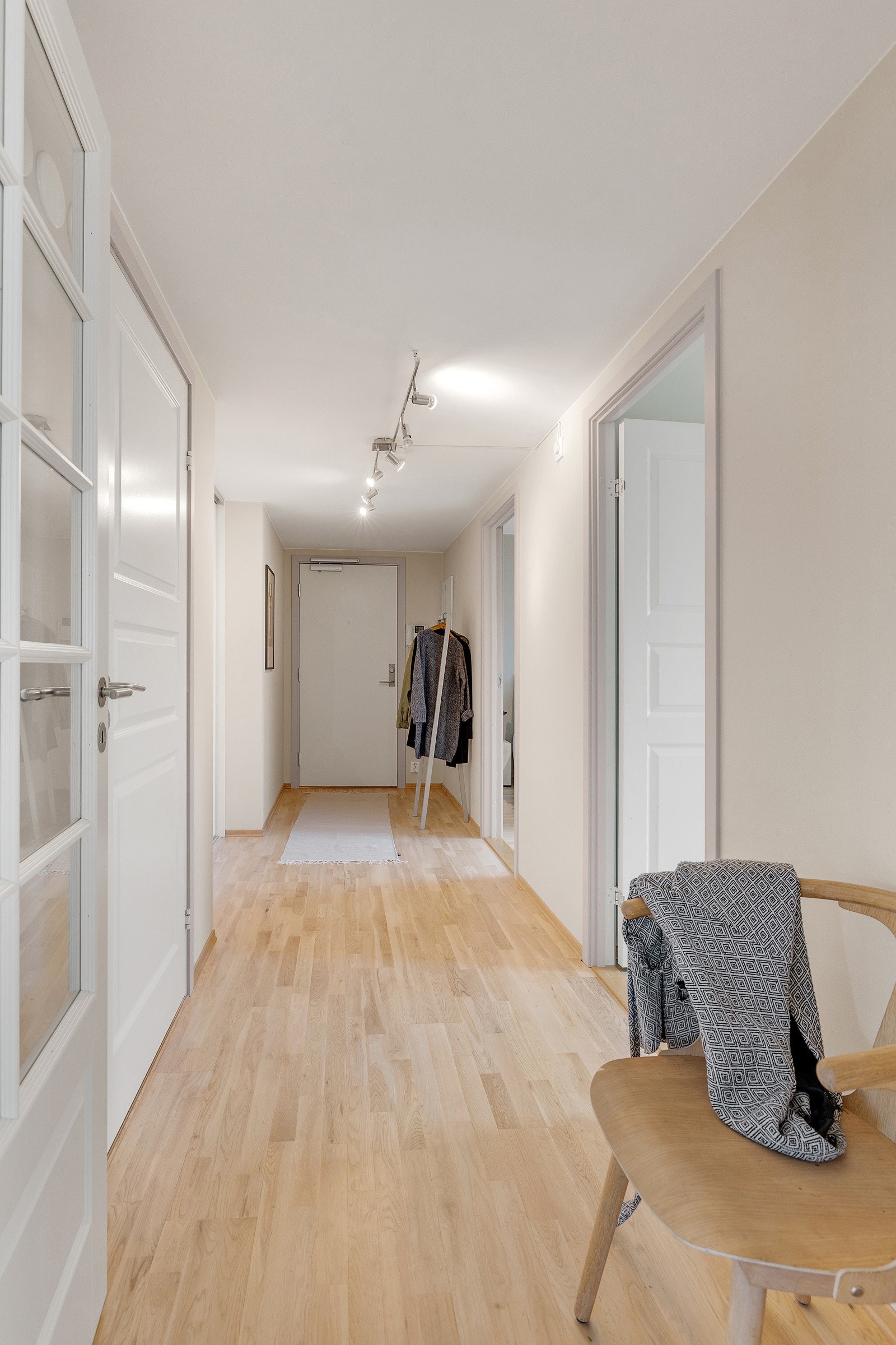 Du får umiddelbart et positivt inntrykk av den store og lyse leiligheten med sin gode planløsning. Galleribilde