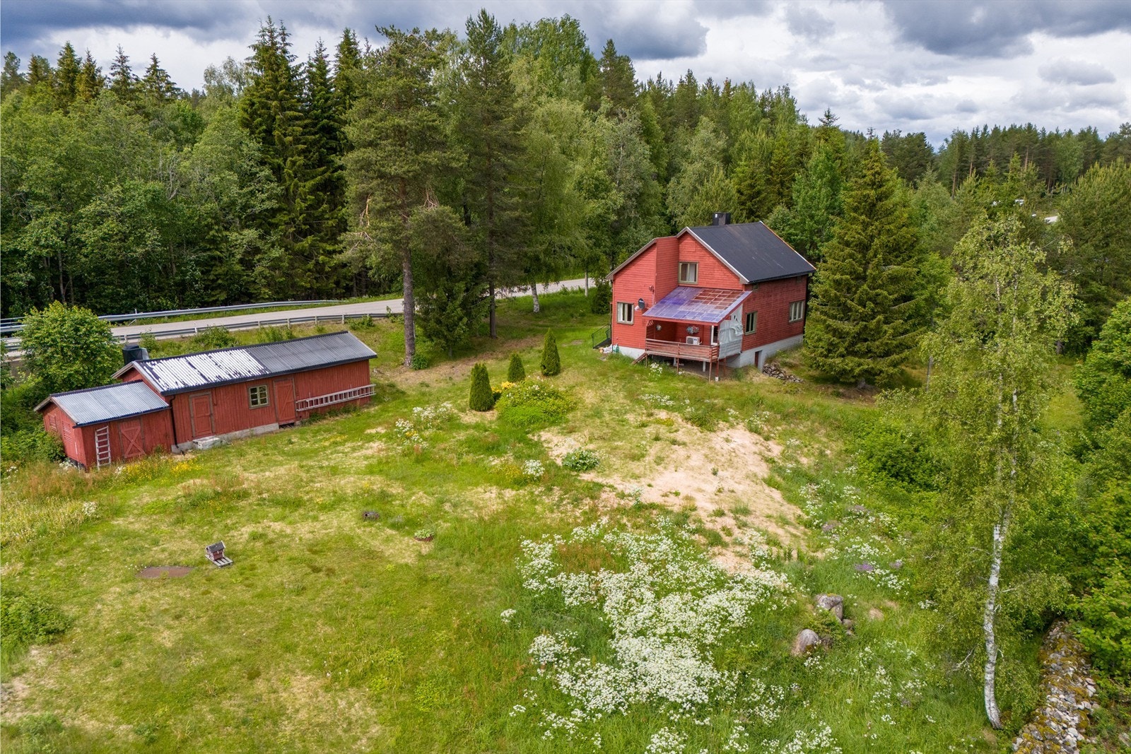 Stor og romslig tomt Galleribilde