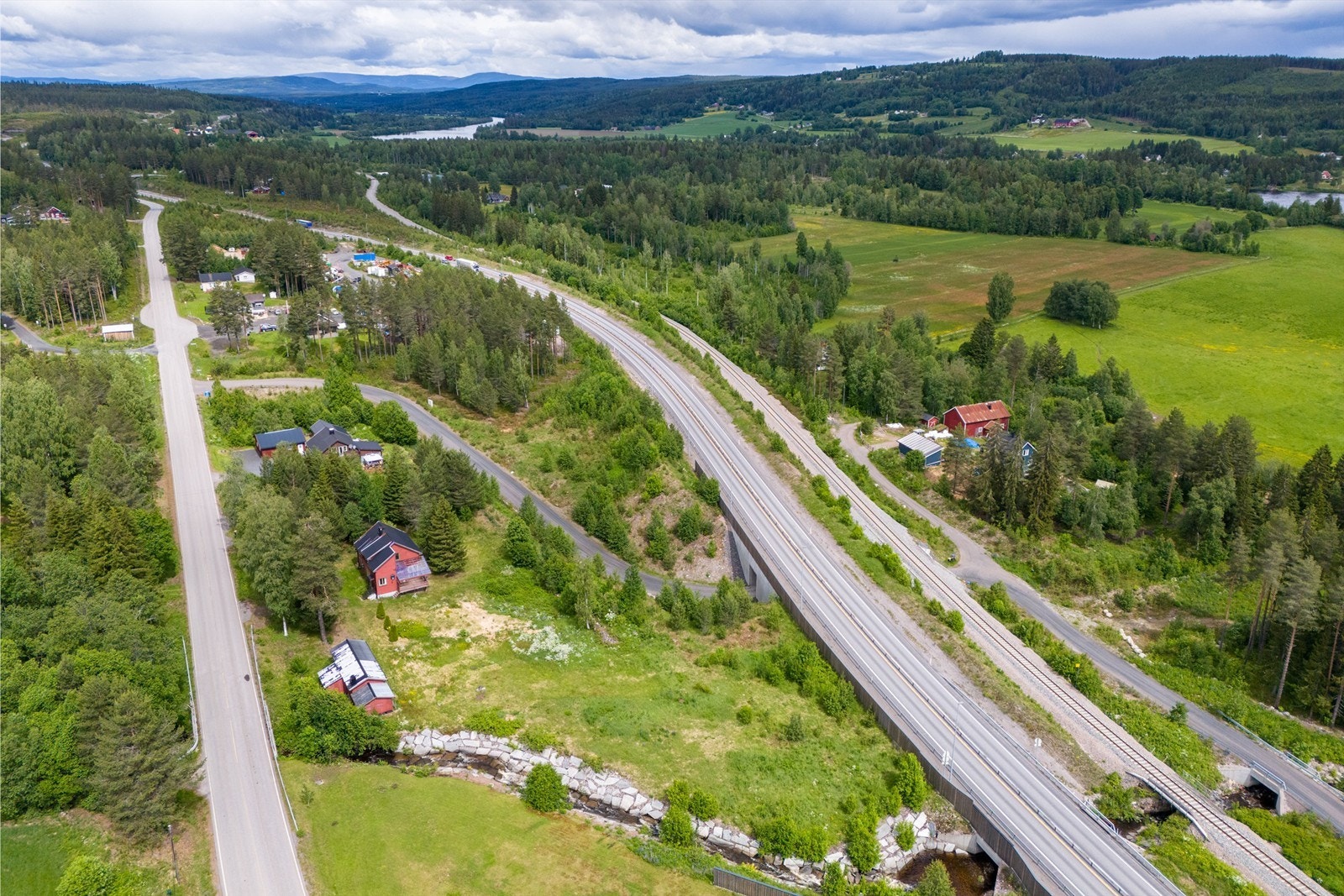 Boligen ligger med kort vei til Rv3. Galleribilde