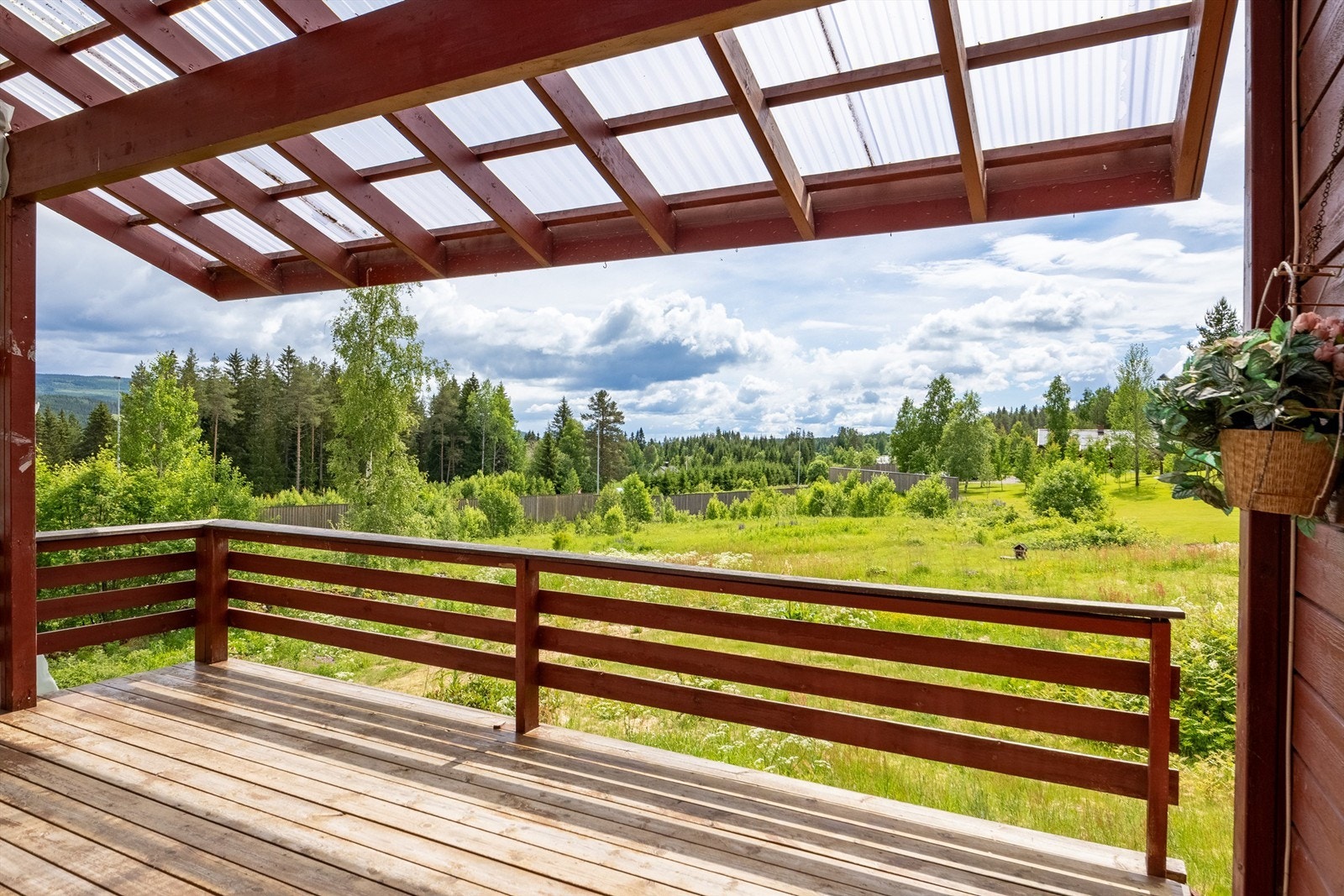Terrasse med takoverbygg Galleribilde