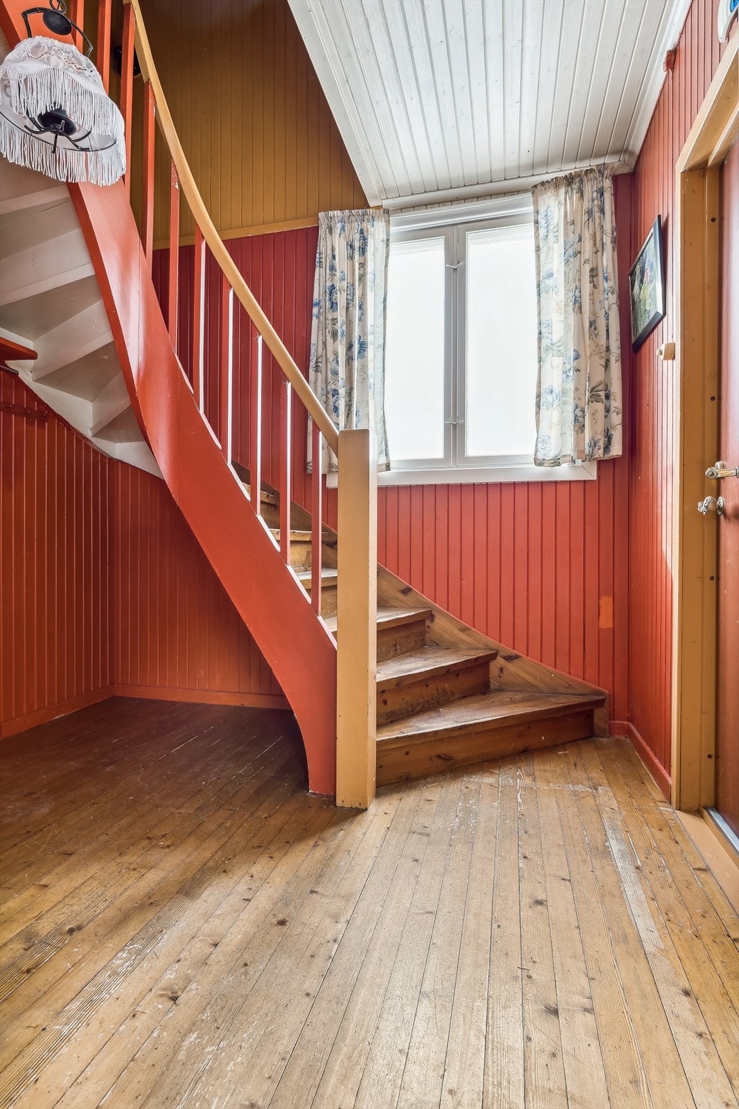 Romslig entré med adkomst til 2. etasje. Galleribilde
