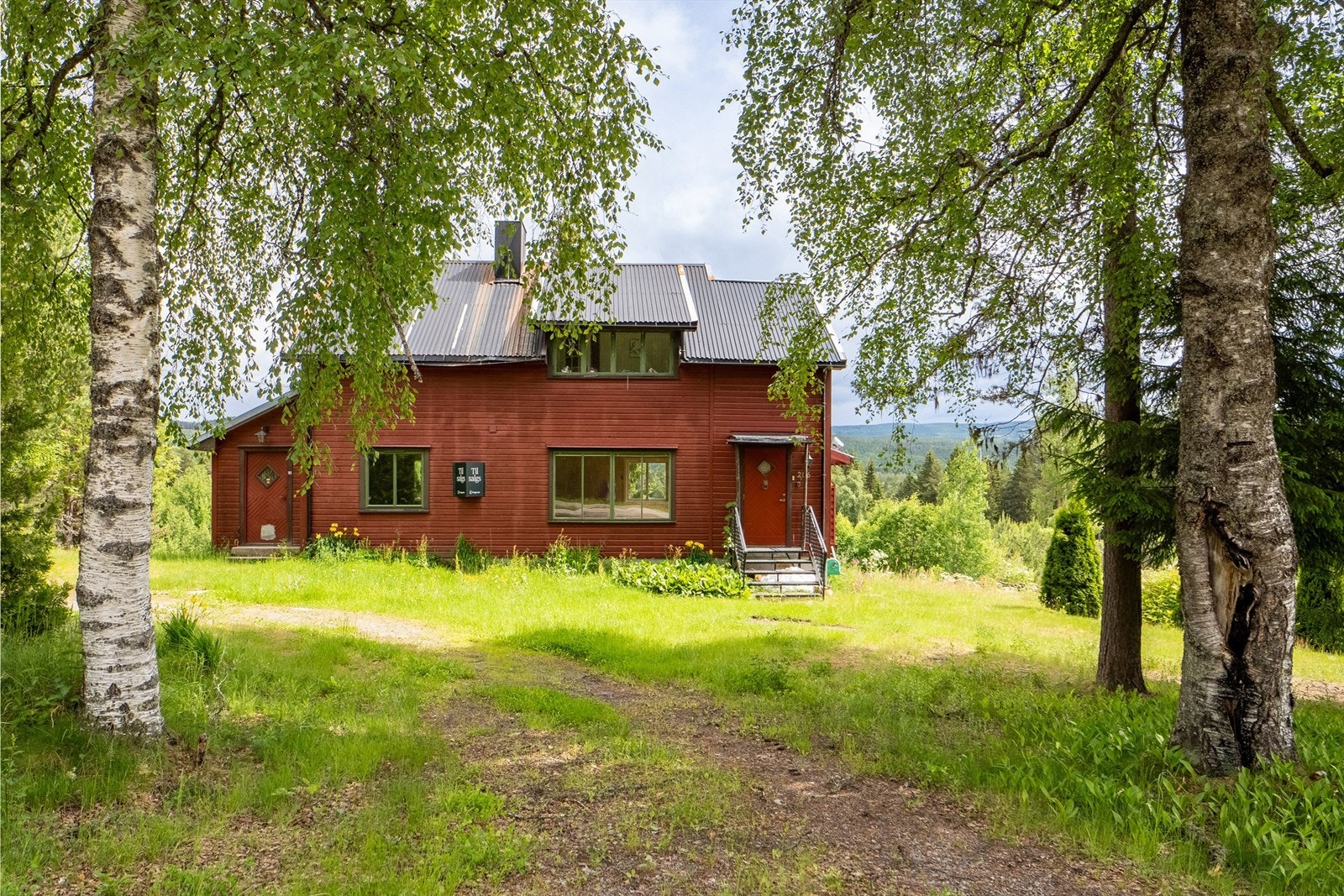 Boligen har en hovedinngang og kjøkkeninngang Galleribilde
