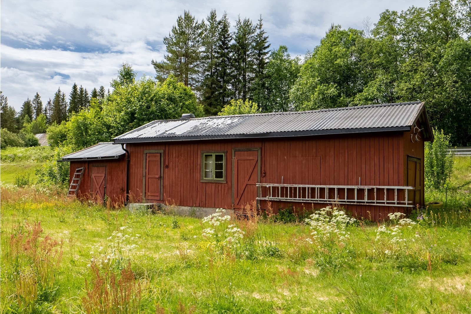 Garasjebygg med flere boder. Galleribilde