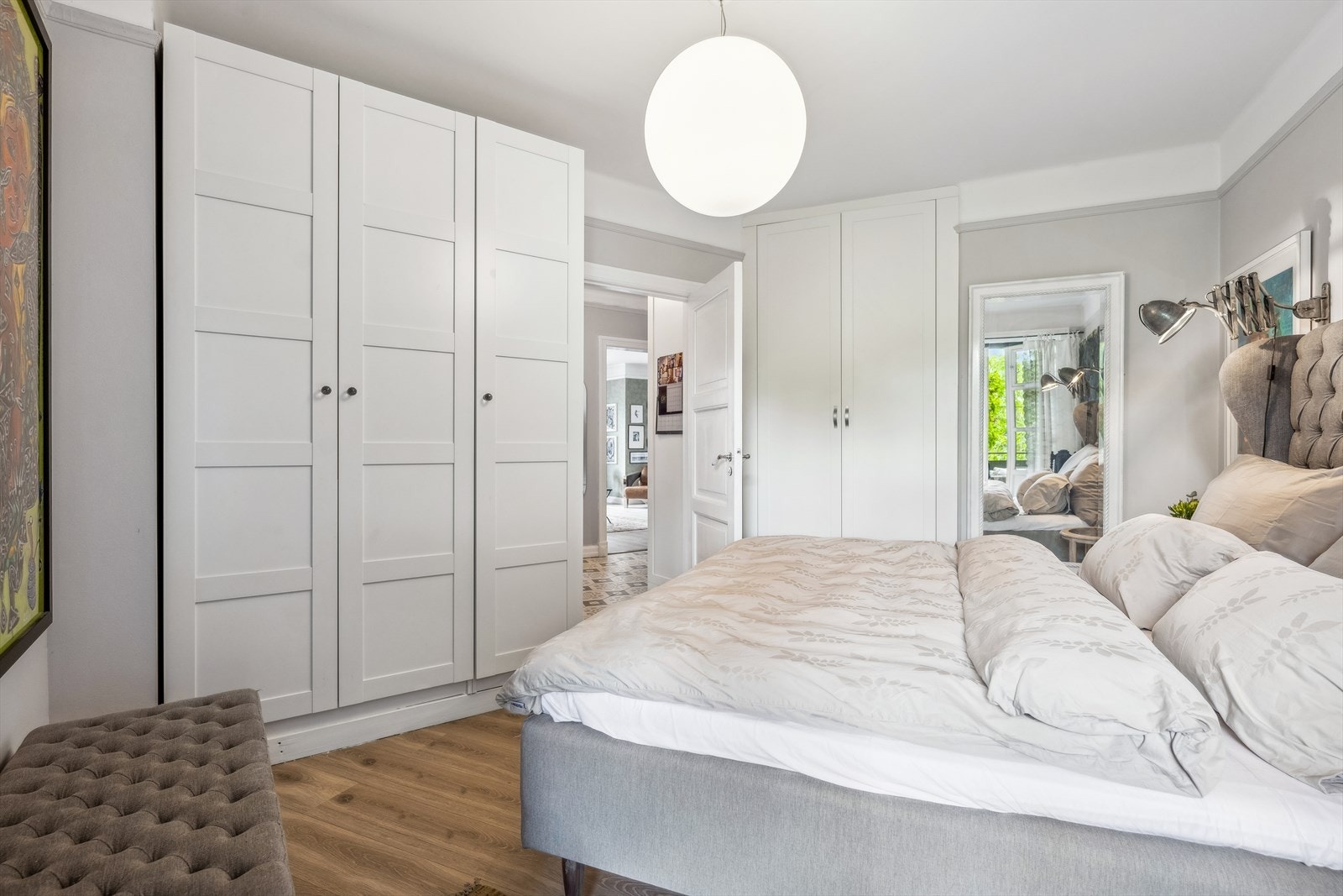 Hovedsoverommet har godt med skapplass Galleribilde
