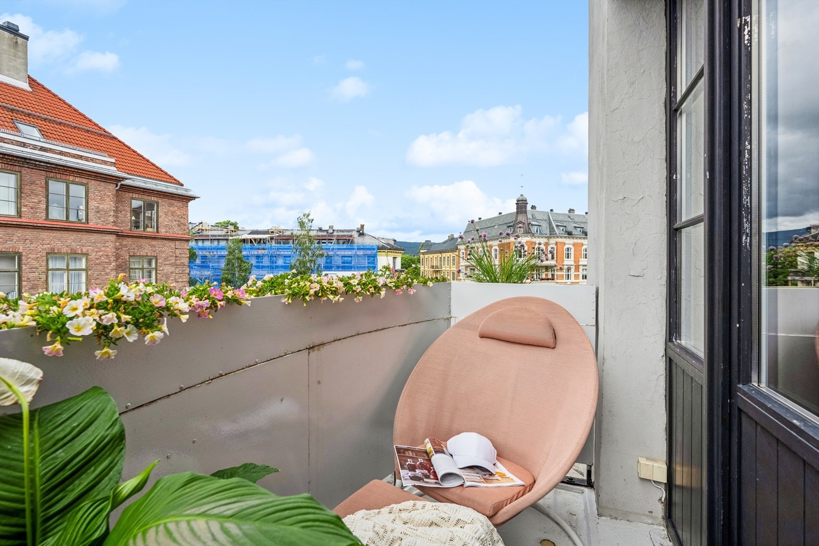 Vestvendt og solrik balkong på ca. 3 m² som vender mot Fredrik Stangs gate Galleribilde