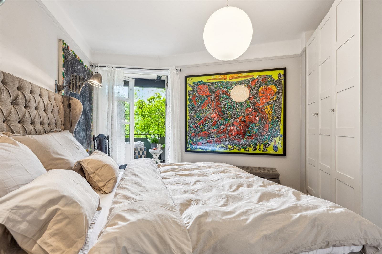 Fra hovedsoverommet er det utgang til en balkong på ca. 7 m² Galleribilde