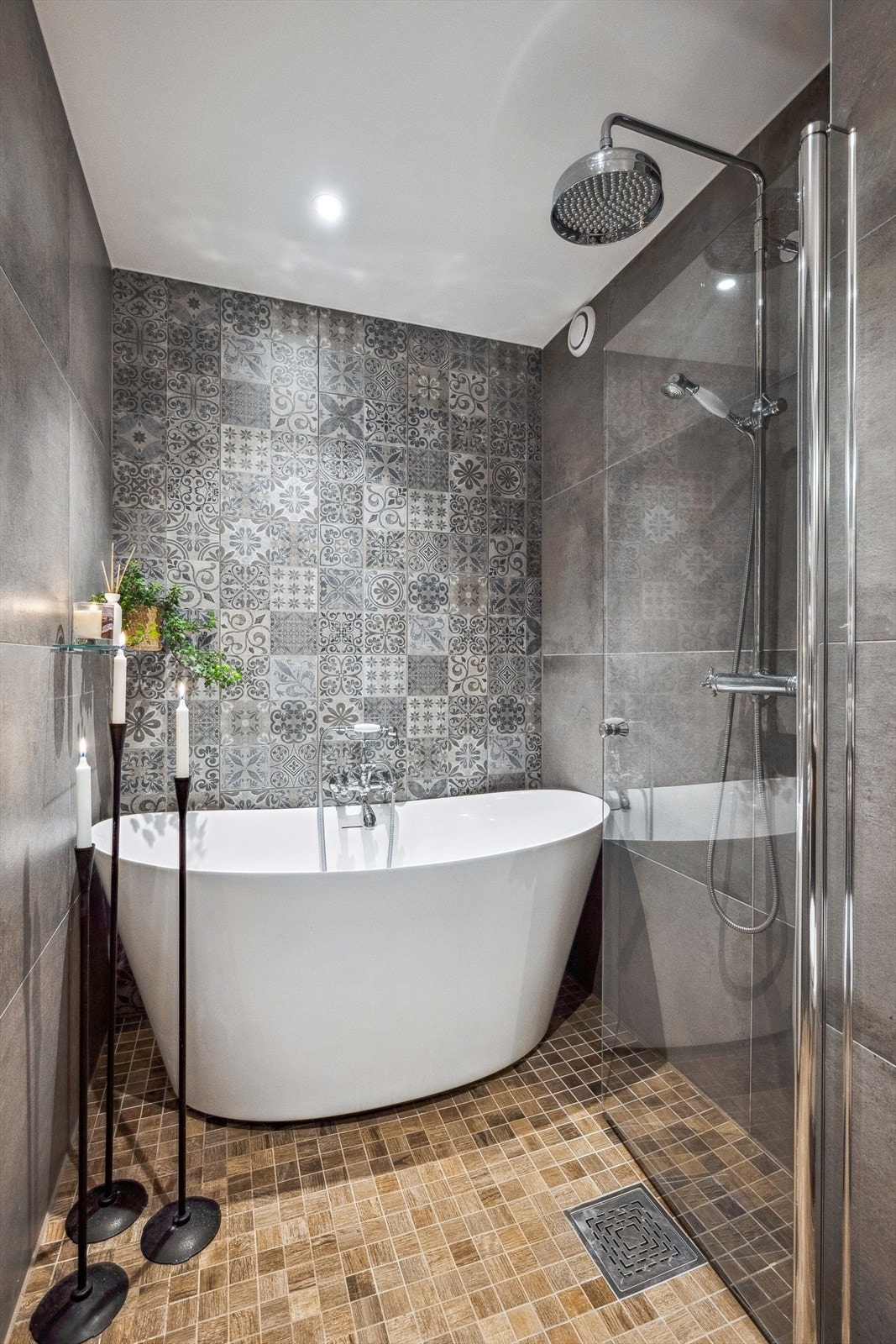 Badet har badekar og dusj med glassdør Galleribilde