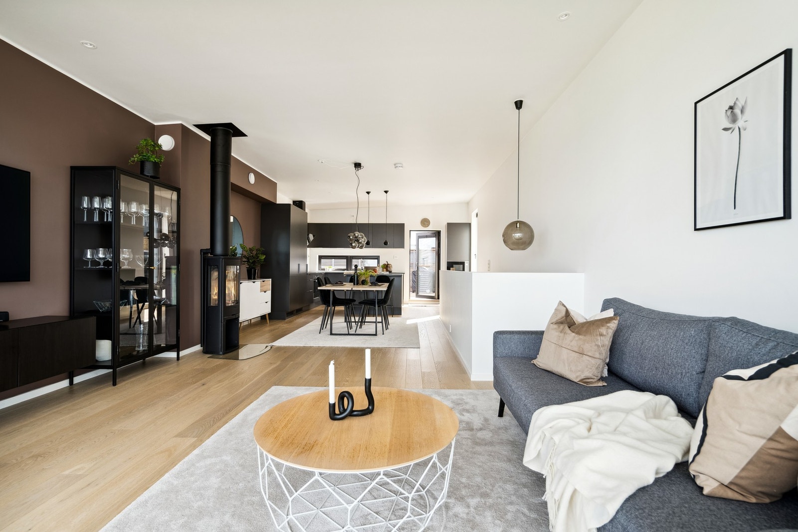 Åpen stue/kjøkkenløsning med mye naturlig lys. Galleribilde