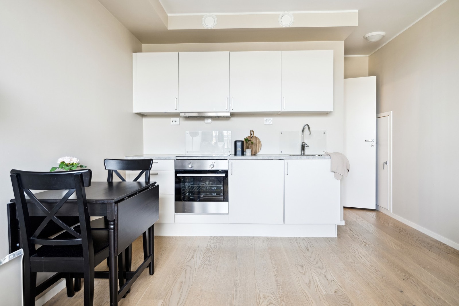 Det er adkomst via trapp fra hoveddel ned til hybel. Galleribilde