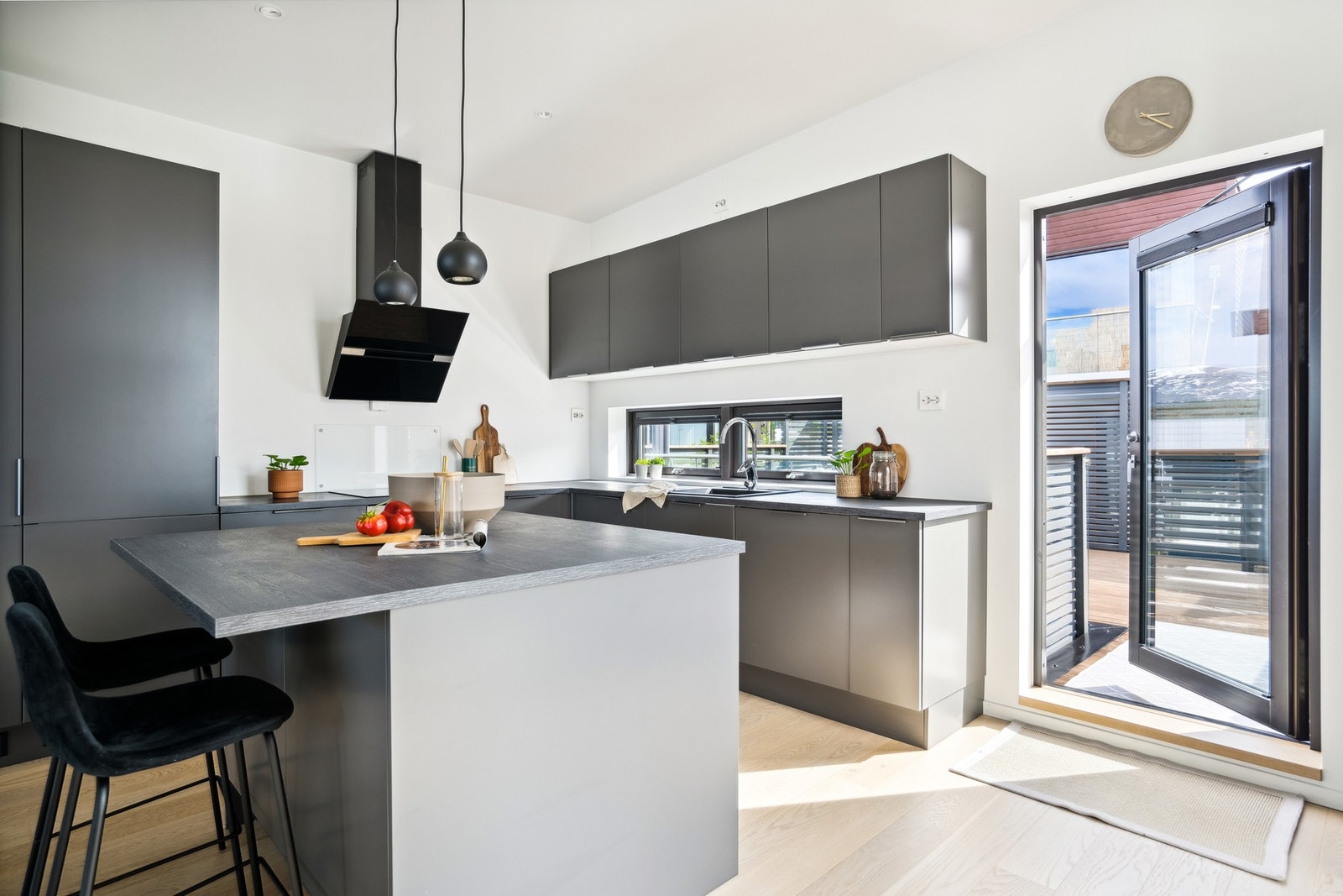 Kjøkkenet har rikelig med oppbevaring og benkeplass. Galleribilde