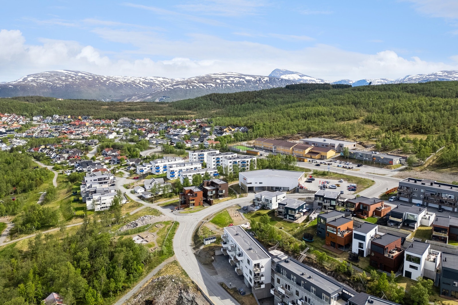 Kort veg til både dagligvarebutikk, bussholdeplass, skoler og barnehager. Galleribilde