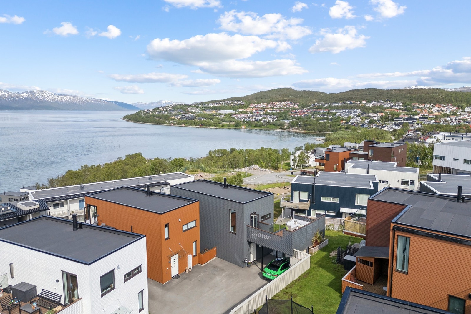 Boligen ligger med skjermet beliggenhet i enden av vegen. Galleribilde