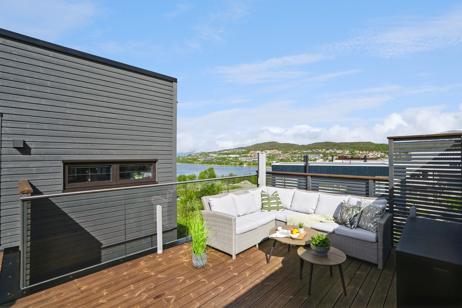 Fra kjøkkenet har du utgang til solrik balkong. Her har du solen fra morgenen til ca 2130. Galleribilde