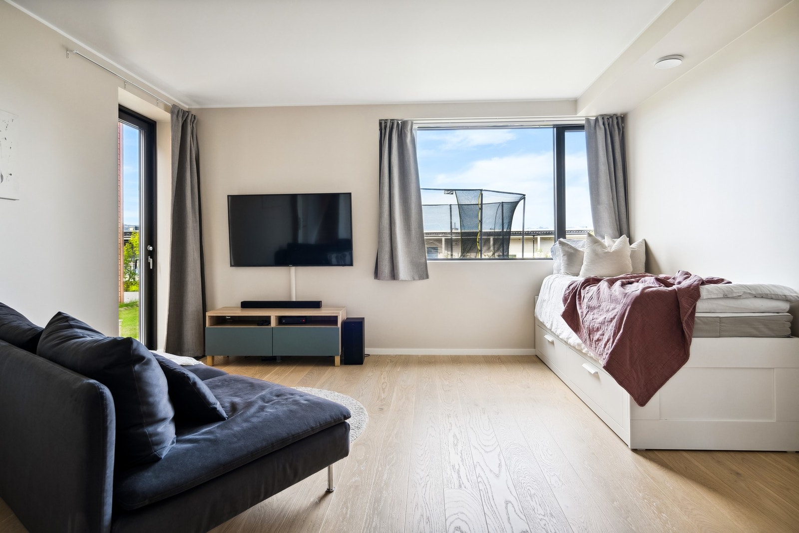 Boligen leier ut en hybel i underetasjen. (9000,- per måned) Galleribilde