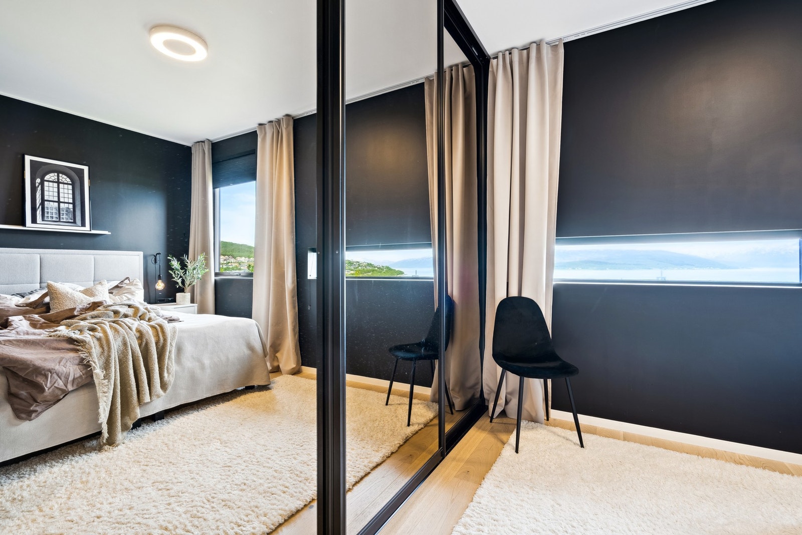 Stor skyvedørsgarderobe. Galleribilde