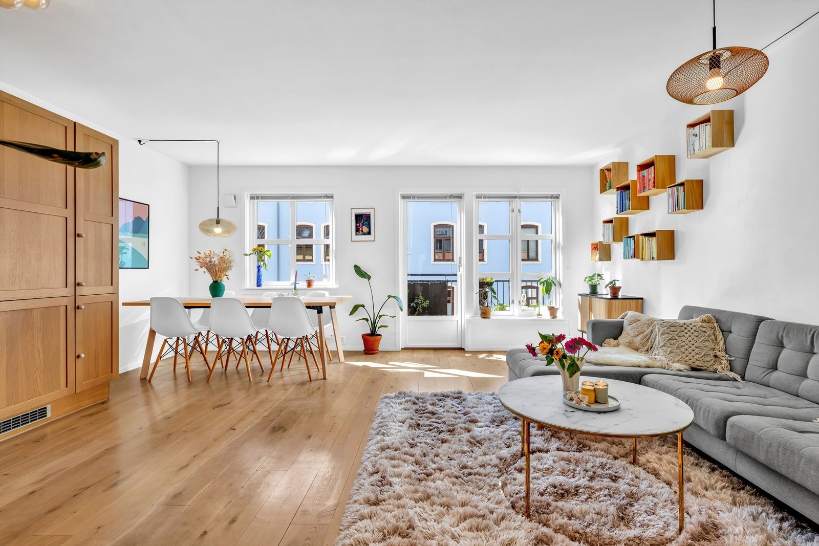 Romslig stue med store vindusflater og herlige lysforhold Galleribilde