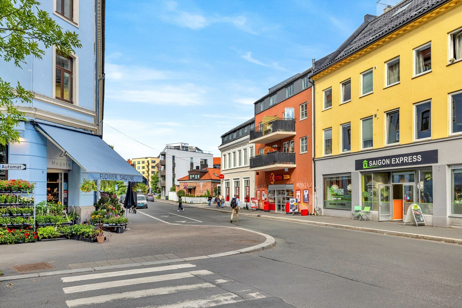 Fasade. Trivelig nærmiljø med et bredt utvalg av forretninger i nærområdet. Galleribilde