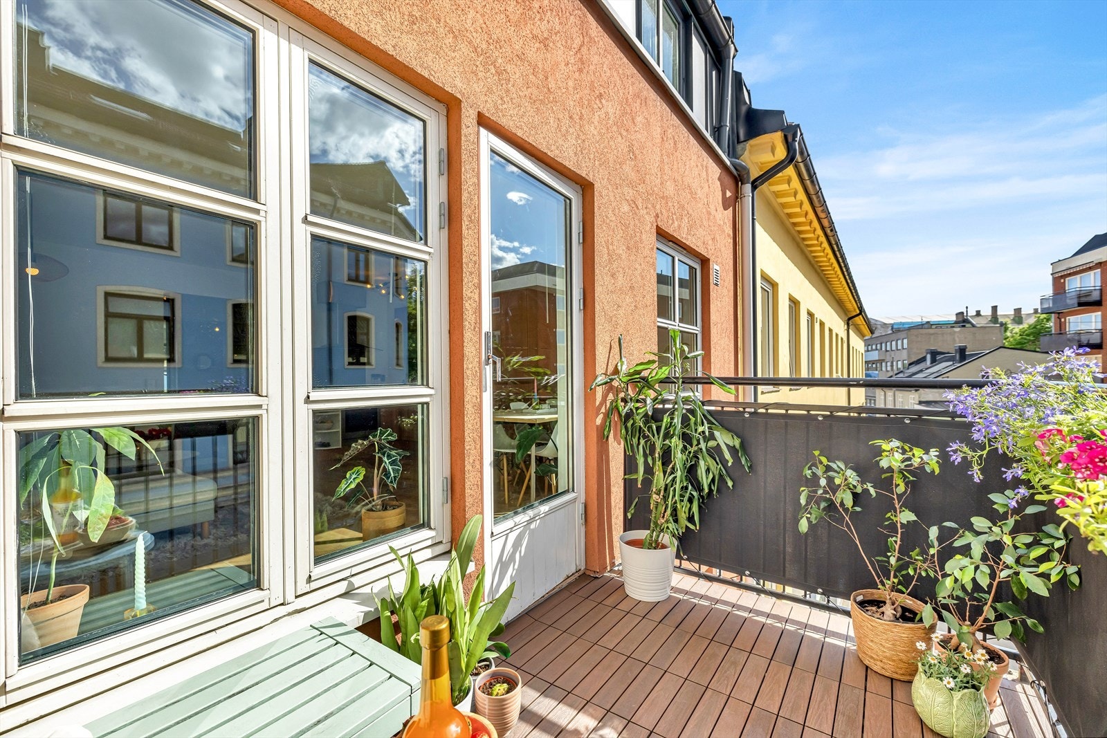 Balkongen er av god størrelse og gir plass til både sittegruppe og grill Galleribilde