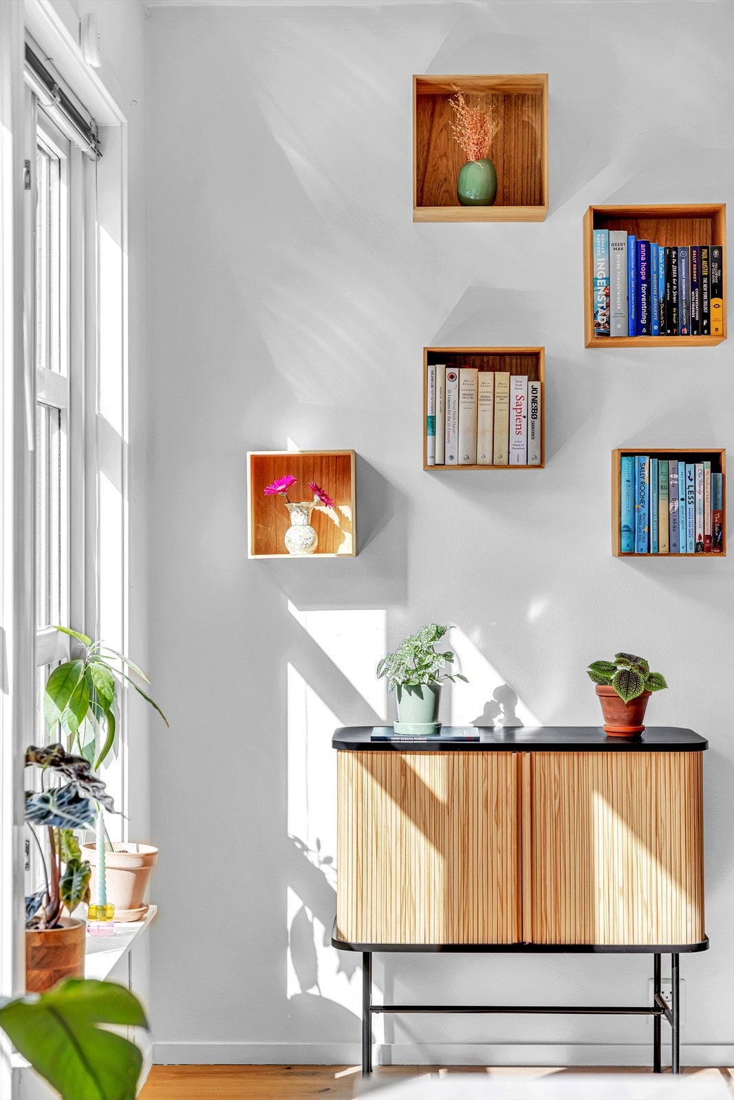 Stuen gir flere innredningsmuligheter - lesekrok ved vinduet? Galleribilde