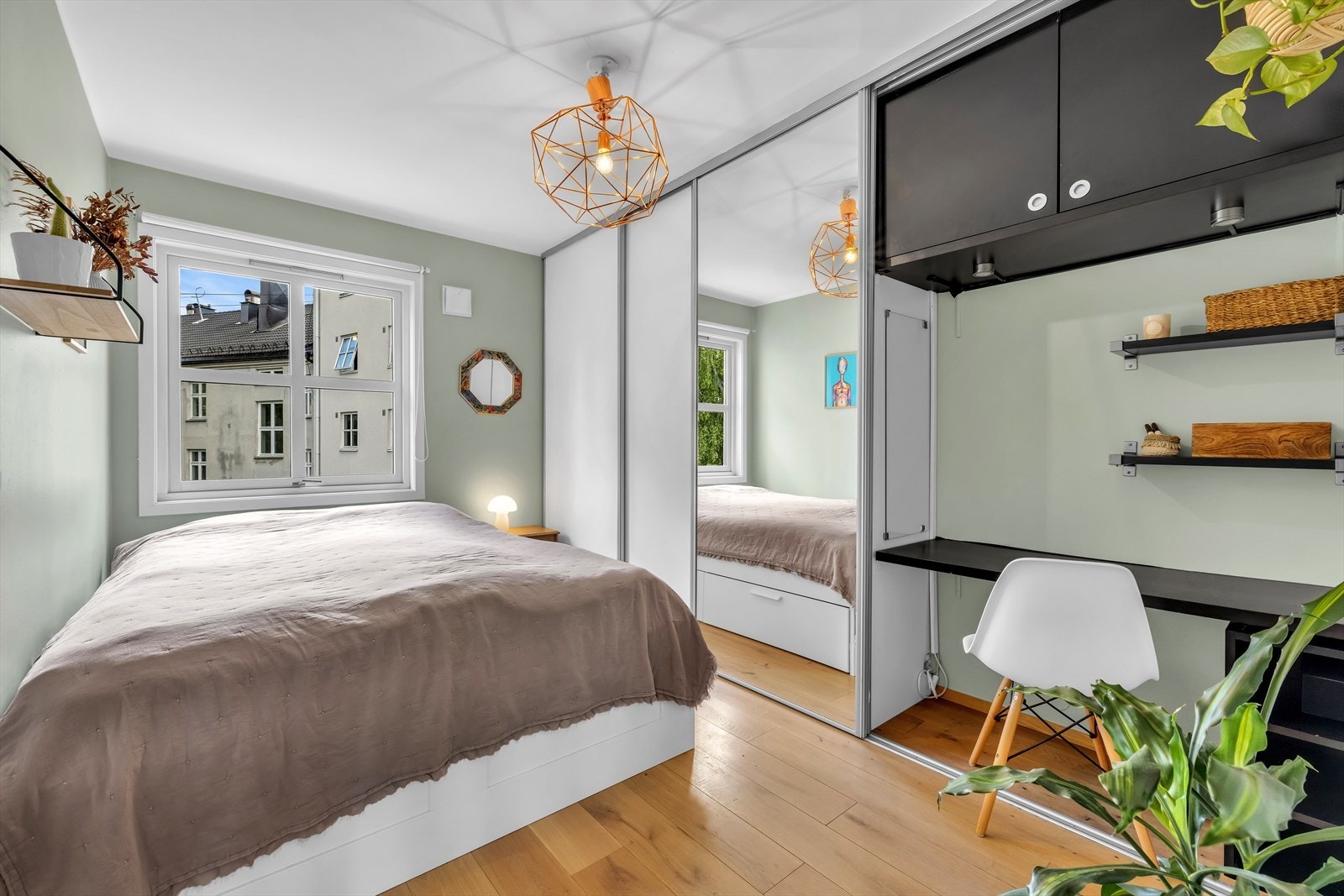 Lunt og godt soverom med fine garderobeløsninger. Soverommet vender mot rolig indre gårdsrom. Galleribilde
