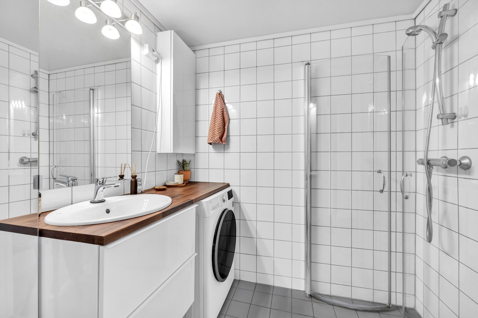 Pent bad med opplegg for vaskemaskin. Galleribilde