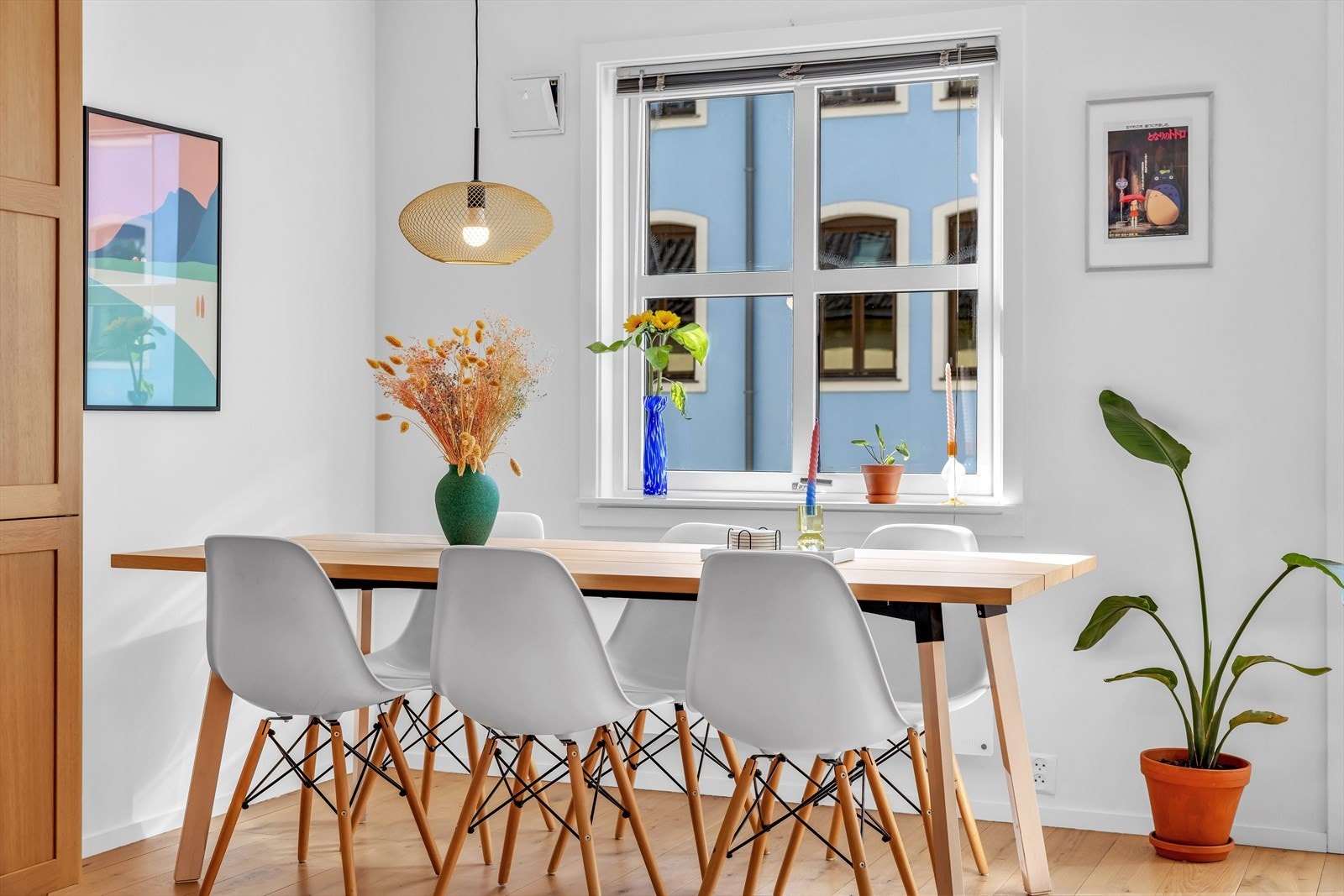 Romslig spiseplass. Her kan det gjerne dekkes langbord til eksempelvis 10-12 personer. Galleribilde