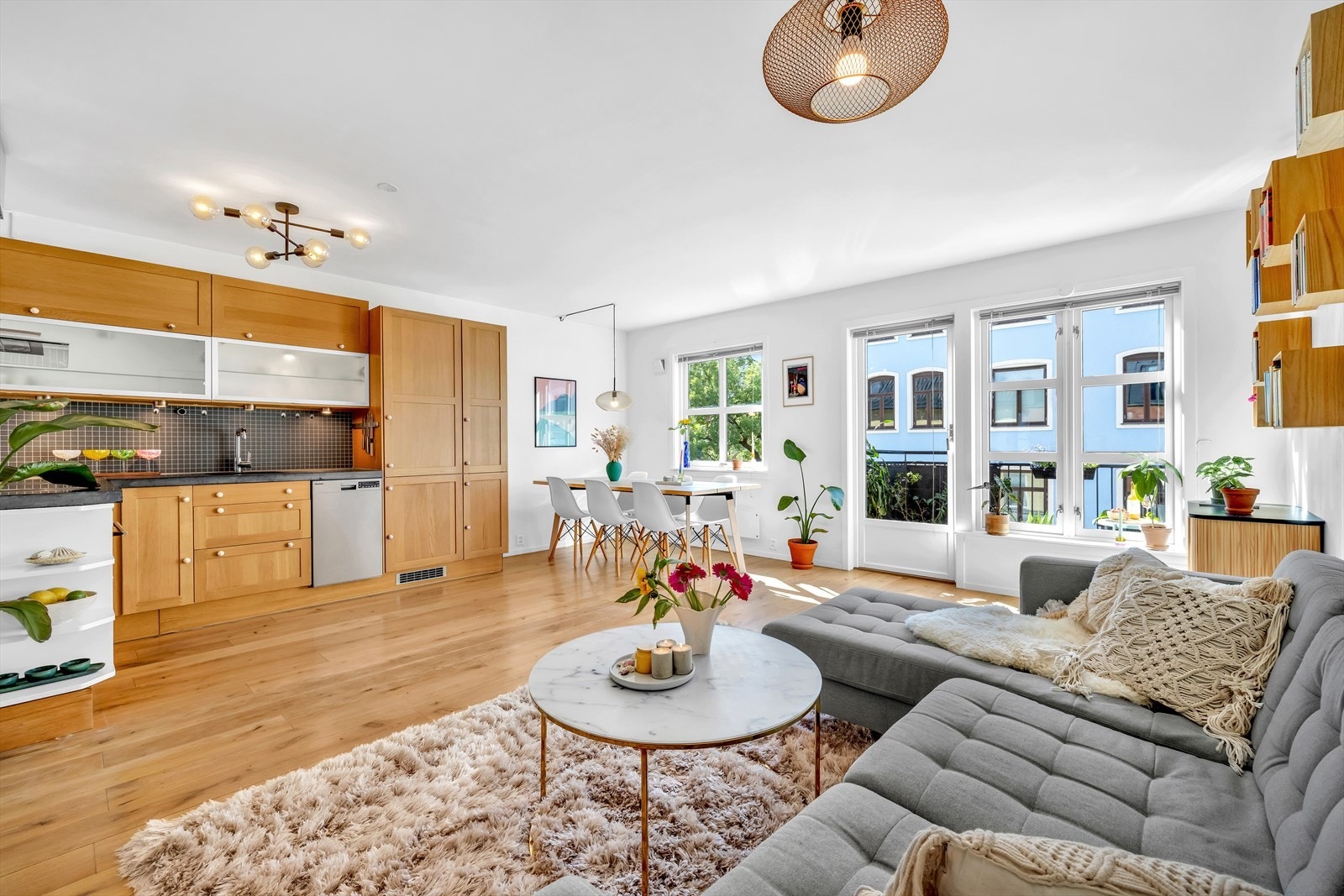 En virkelig romslig stue med god plass til sofa og spisebord Galleribilde