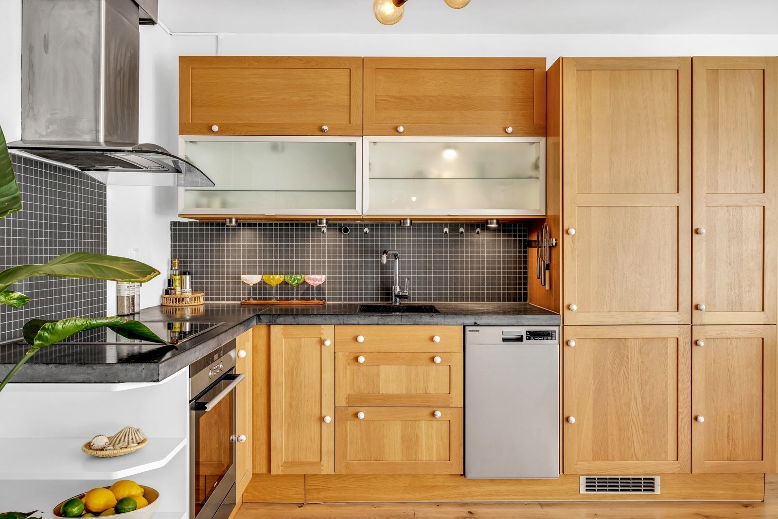 Godt med oppbevaringsplass i skuffer og skap Galleribilde