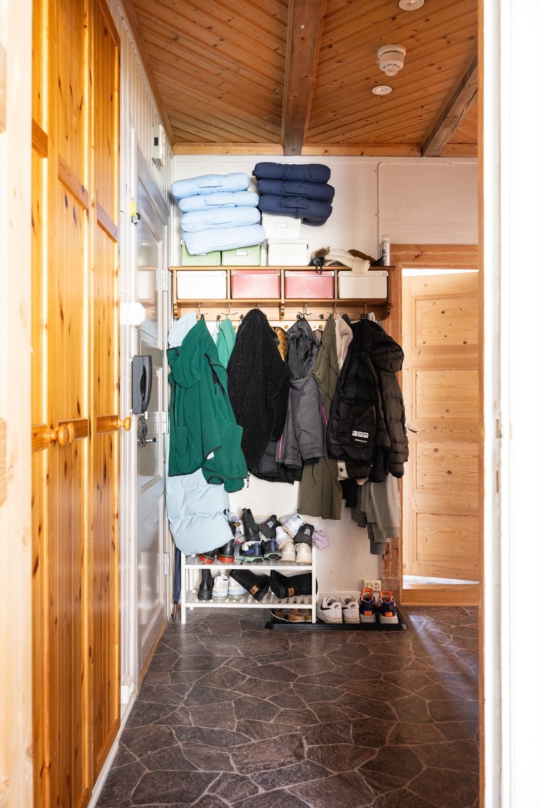 Entré med god plass til å henge fra seg yttertøy og sko Galleribilde