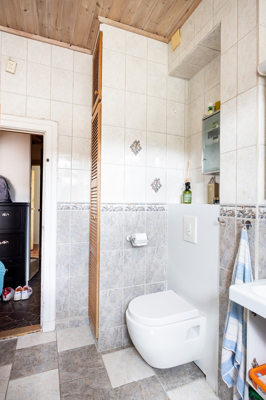 Innredningen består av servant, speil, dusjkabinett og vegghengt toalett. Galleribilde