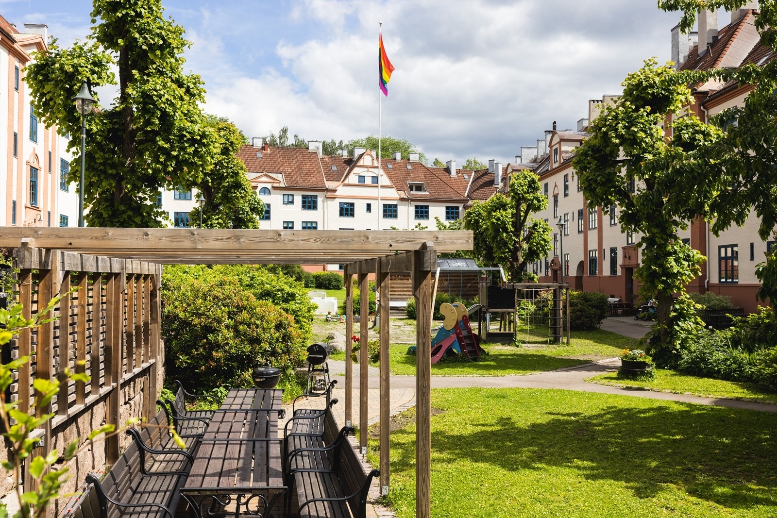 Leiligheten er en del av historiske Torshovbyen, tegnet av Harald Hals og oppført av Oslo Kommune på begynnelsen av 1920-tallet Galleribilde
