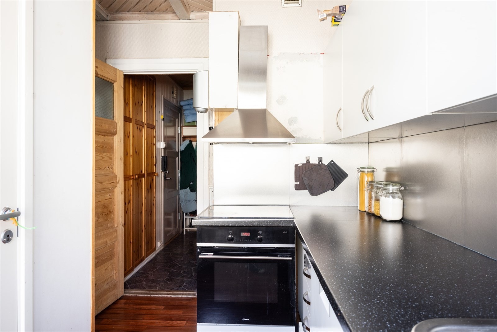 Separat kjøkken med rikelig med skap- og benkeplass. Galleribilde