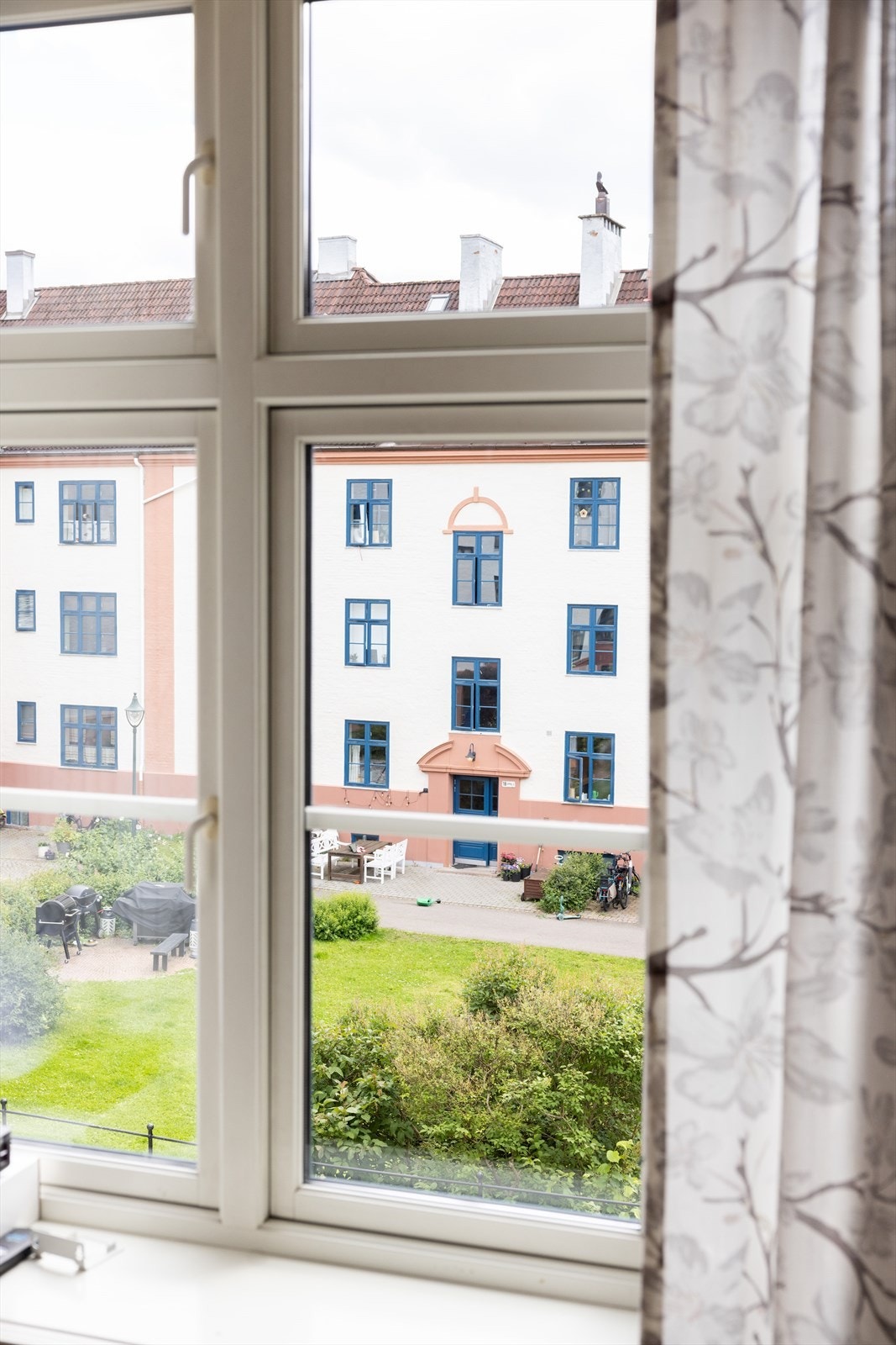 Leiligheten byr på god takhøyde og store vindusflater Galleribilde