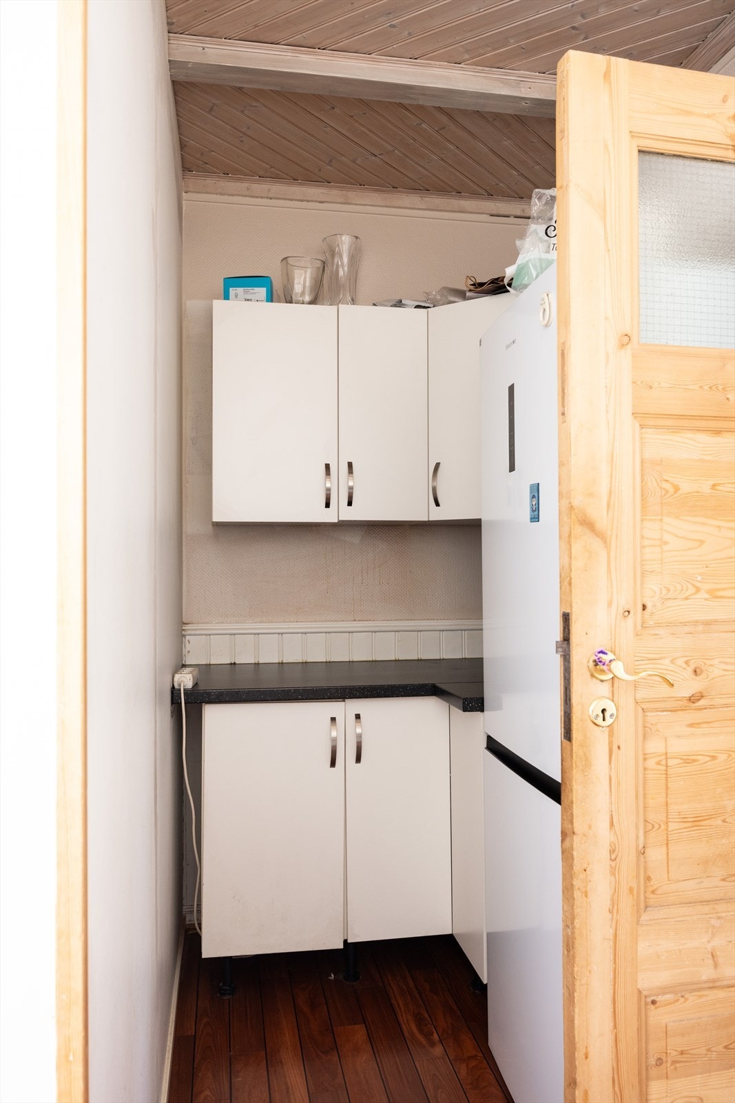 Varmtvannsberederen på 200 l fra 2010 er plassert i kjøkkenbenken. Galleribilde