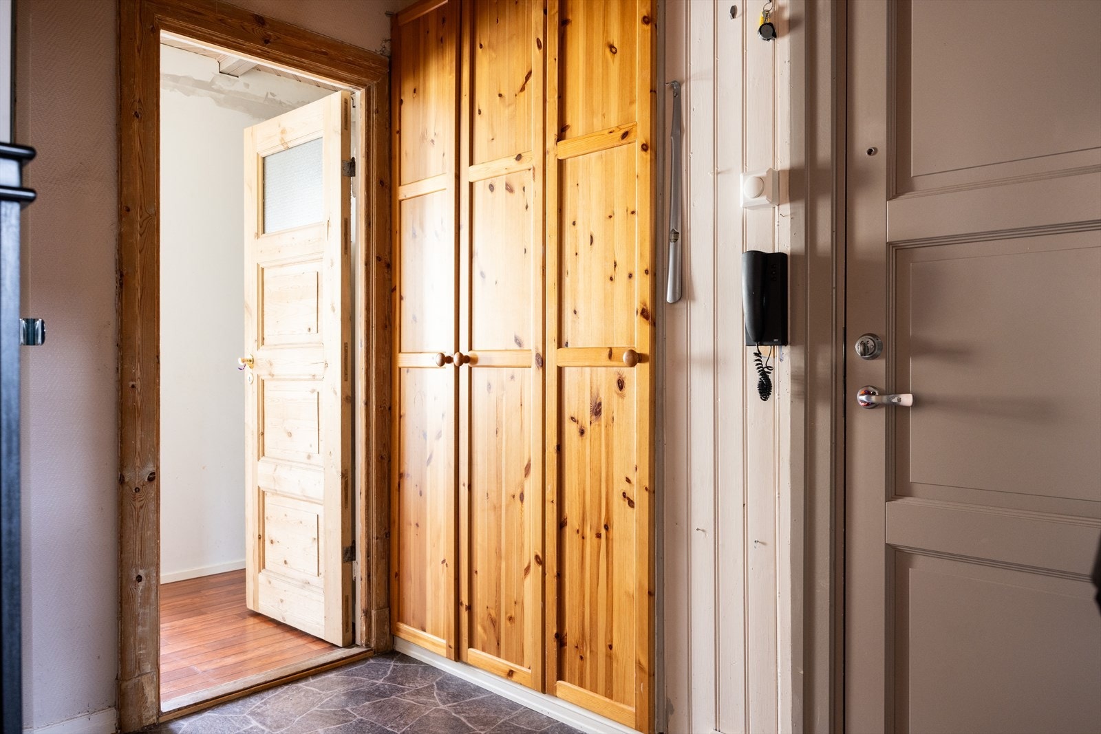 Godt med lagringsplass i innbygd skap Galleribilde