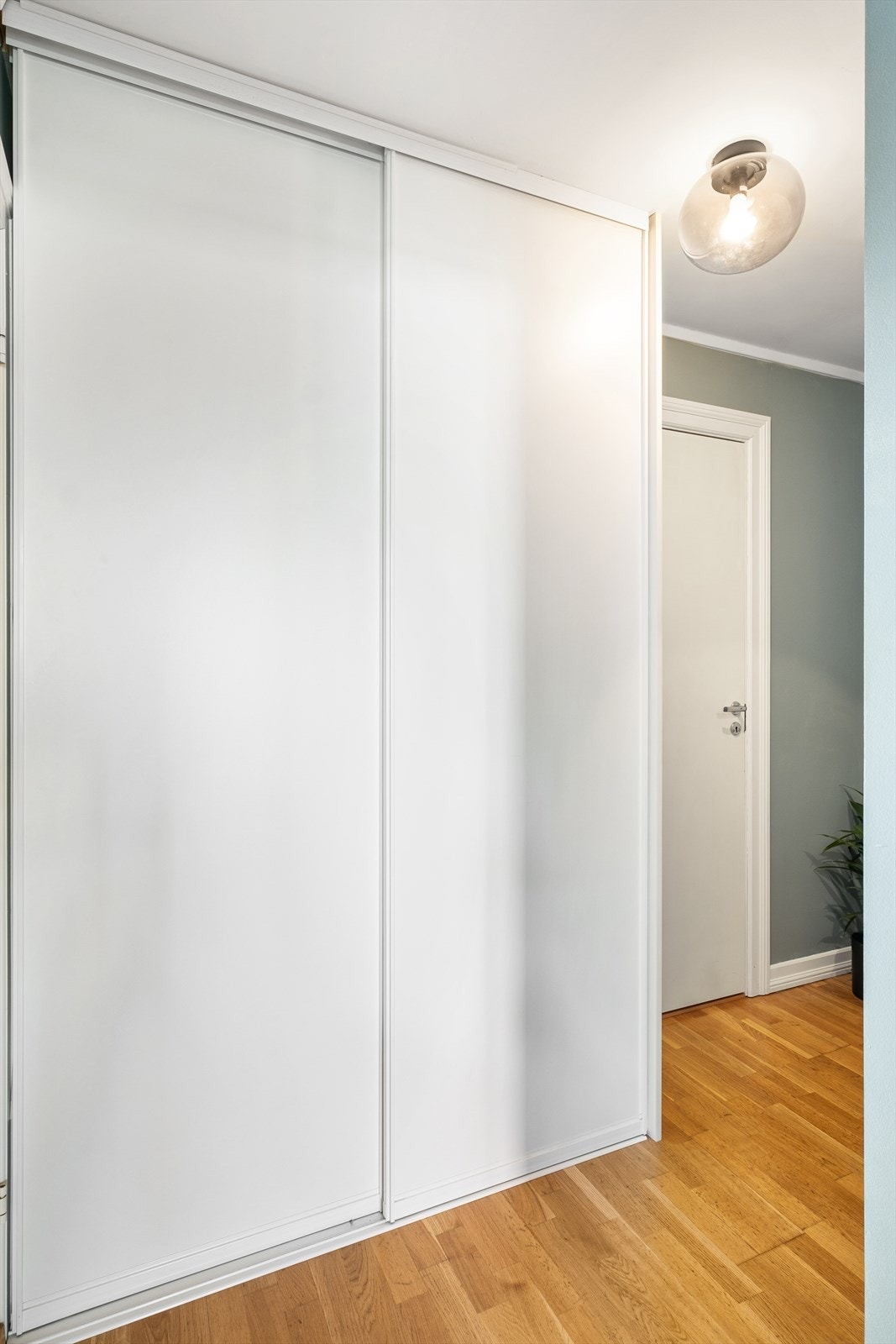 Rikelig med oppbevaringsplass til sko og yttertøy i skyvedørsgarderobe. Galleribilde