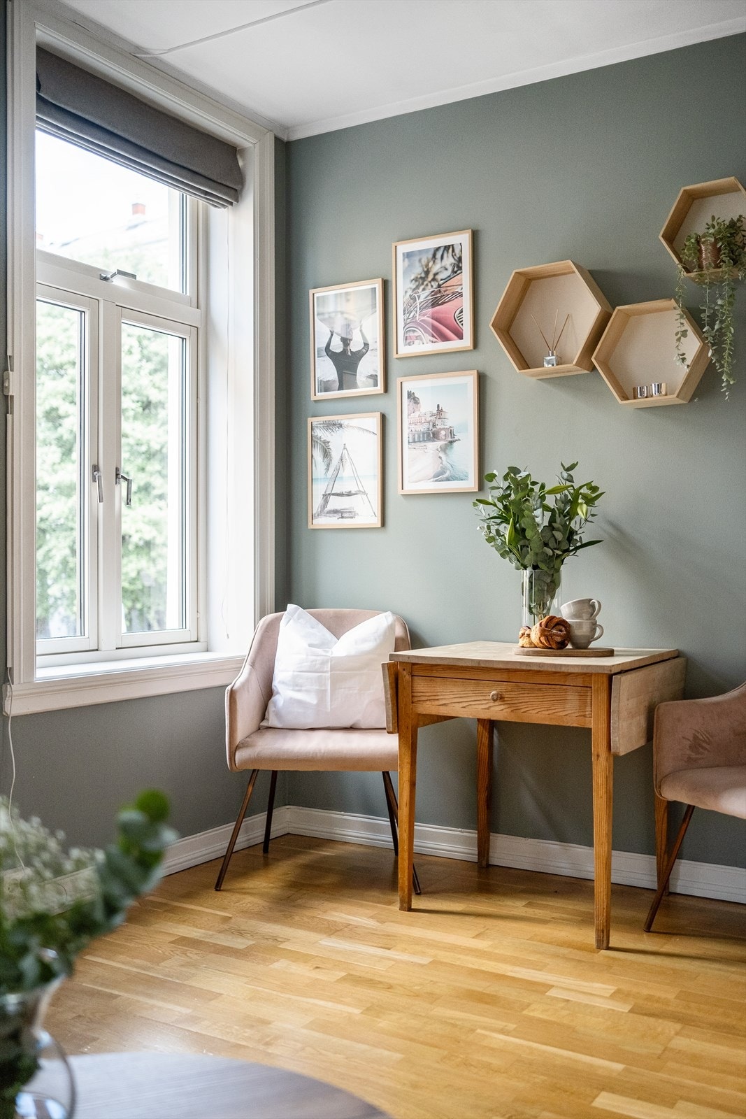 Leiligheten har plass til spisebord. De store vindusflatene sikrer gode lysforhold. Galleribilde