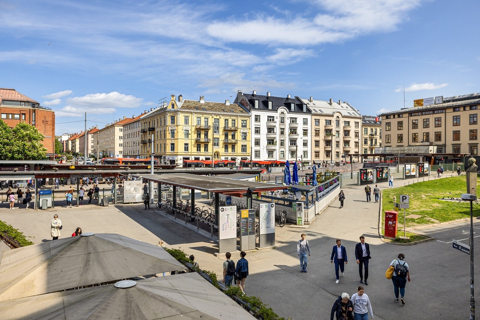Majorstuen er et knutepunkt for offentlig kommunikasjon med både trikk, t-bane og buss, og med linjer i alle retninger kommer du deg raskt og effektivt rundt i byen. Galleribilde