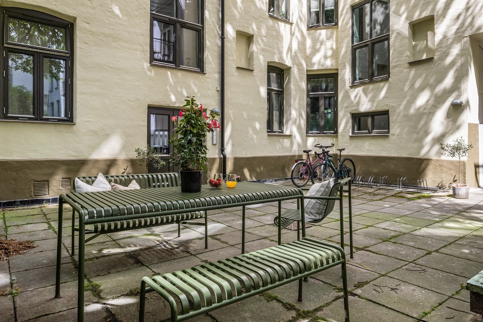 Felles bakgård med sittegruppe og sykkelparkering. Galleribilde