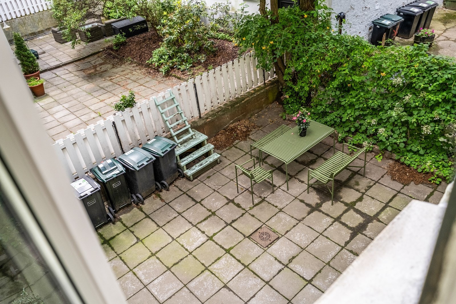 Bakgård sett fra soverom. Galleribilde