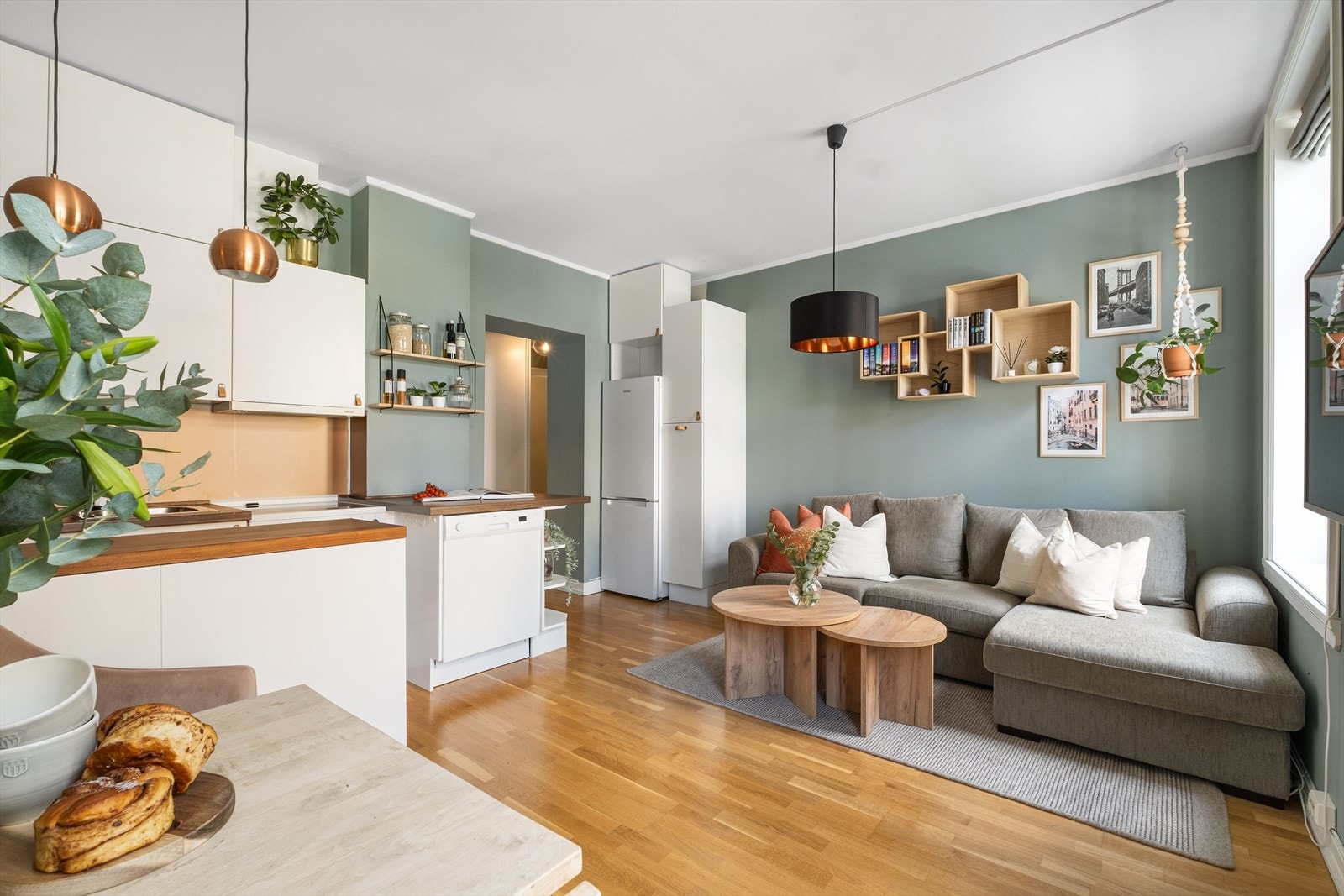 Leiligheten har vakre detaljer med en smart planløsning som utnytter hver kvadratmeter samt sikrer en stor sosial sone. Galleribilde